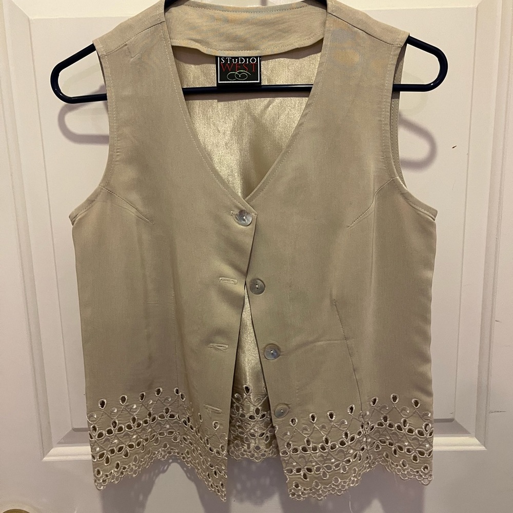 Vest - Picture 3 of 4